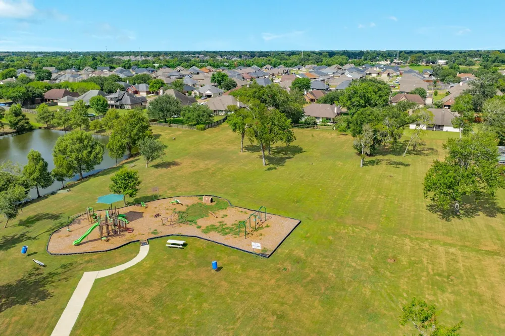 203 Lexington Avenue Clute, TX 77531