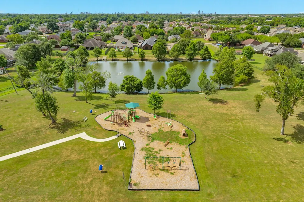 203 Lexington Avenue Clute, TX 77531