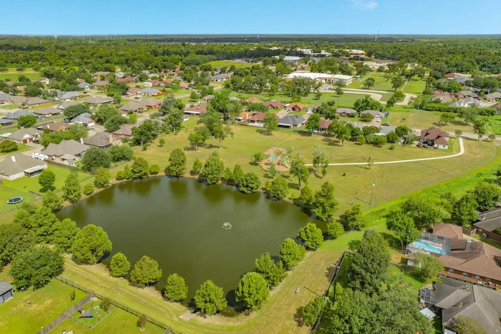 203 Lexington Avenue Clute, TX 77531