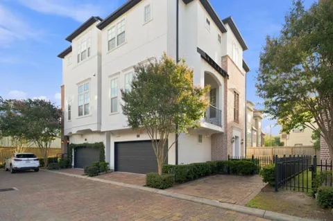 2705 Arabelle Grove