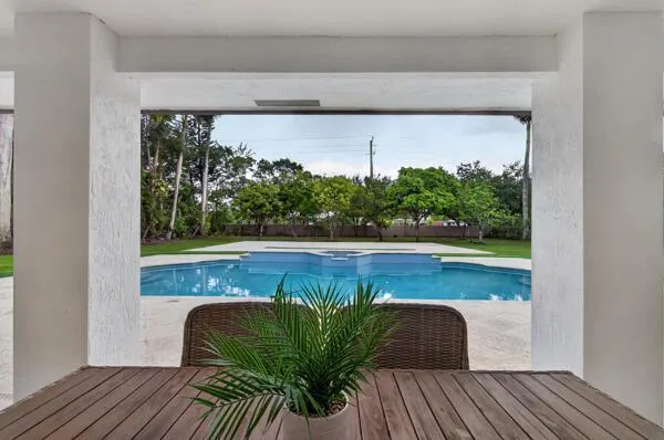 5510 W CASTLEGATE AVENUE Davie, FL 33331