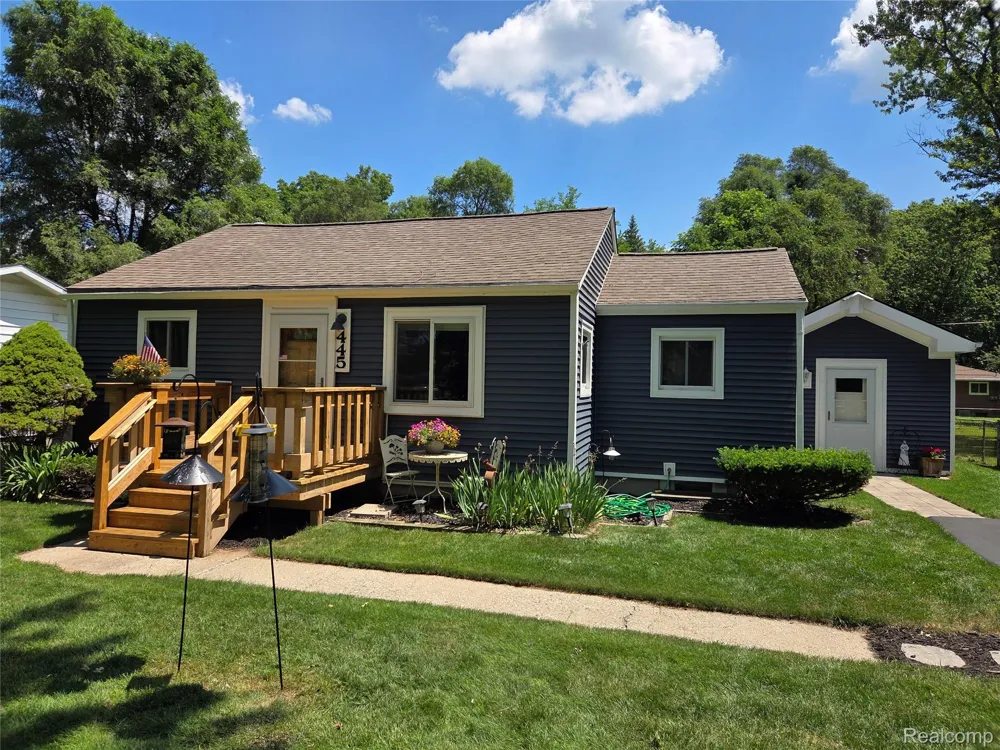 445 Clark Road Highland Charter Township, MI 48357