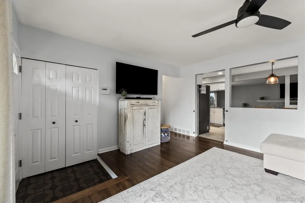 908 Elmsford Drive Clawson City, MI 48017