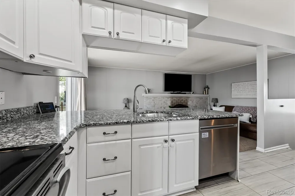 908 Elmsford Drive Clawson City, MI 48017