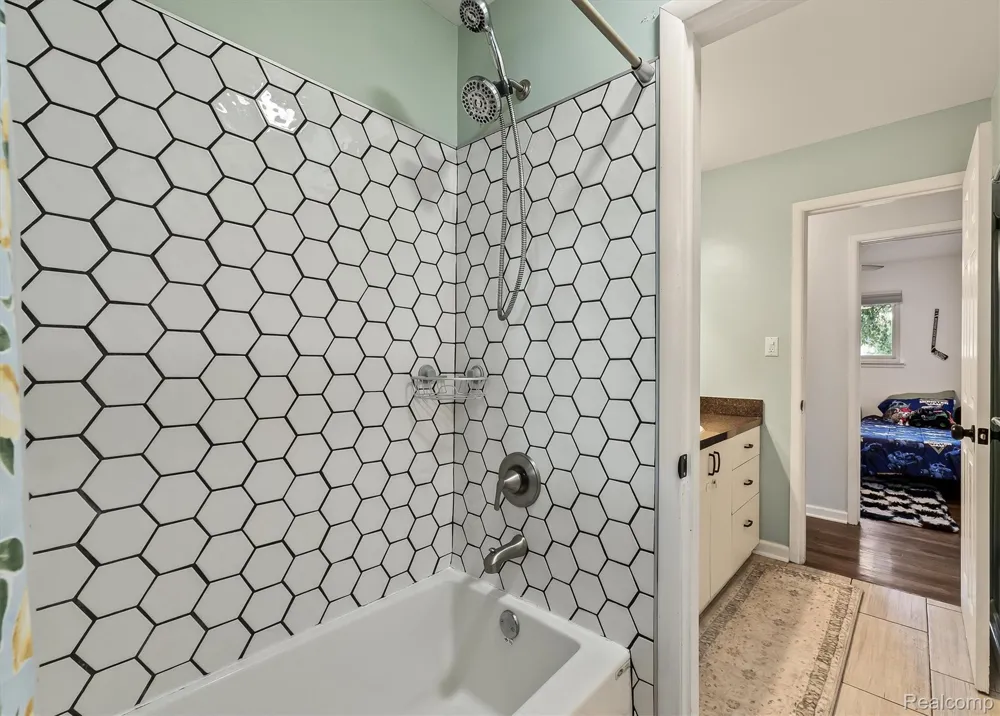 908 Elmsford Drive Clawson City, MI 48017