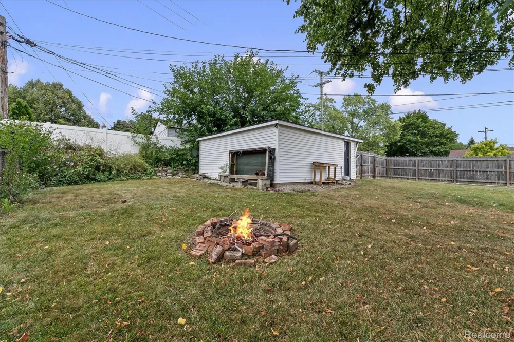 908 Elmsford Drive Clawson City, MI 48017