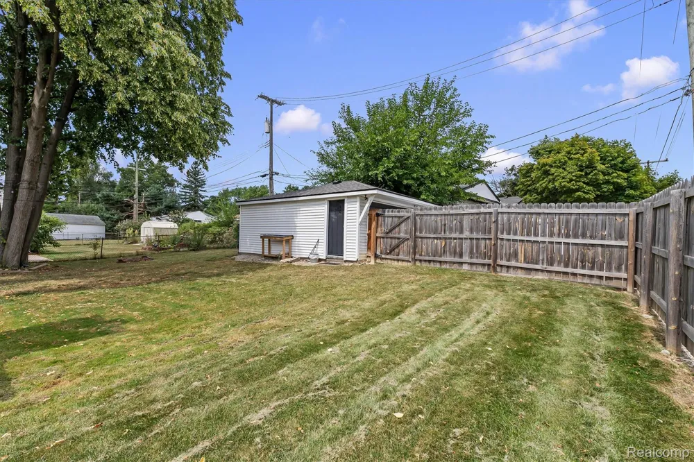 908 Elmsford Drive Clawson City, MI 48017