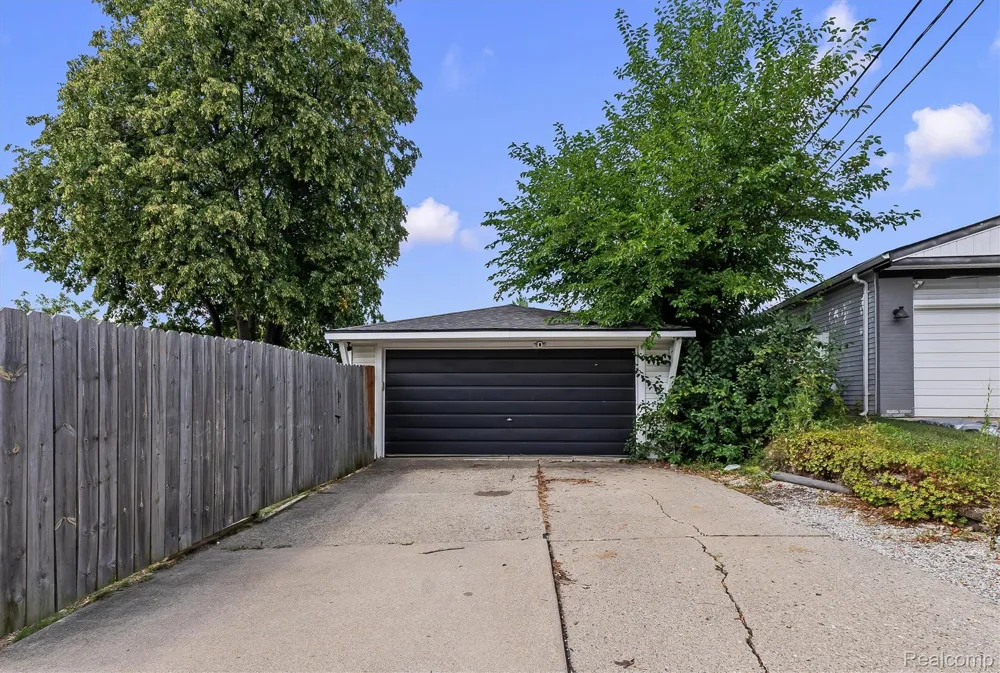 908 Elmsford Drive Clawson City, MI 48017