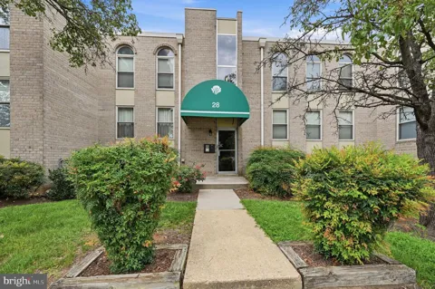 28 CANTERBURY SQUARE #302