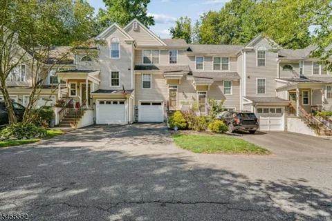 17 Rushmore Ln