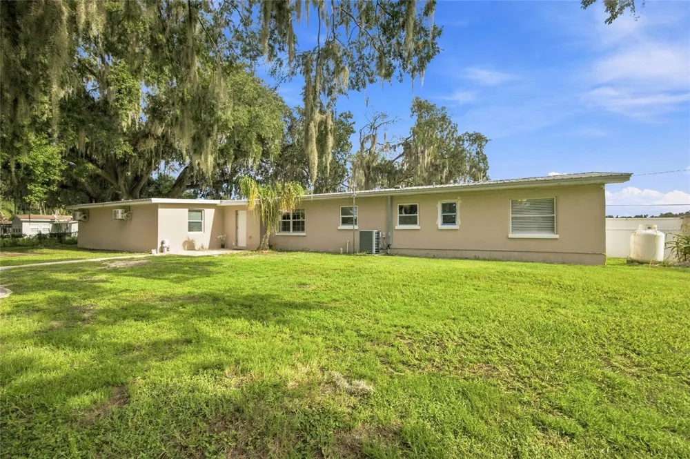 5106 THONOTOSASSA ROAD Plant City, FL 33565