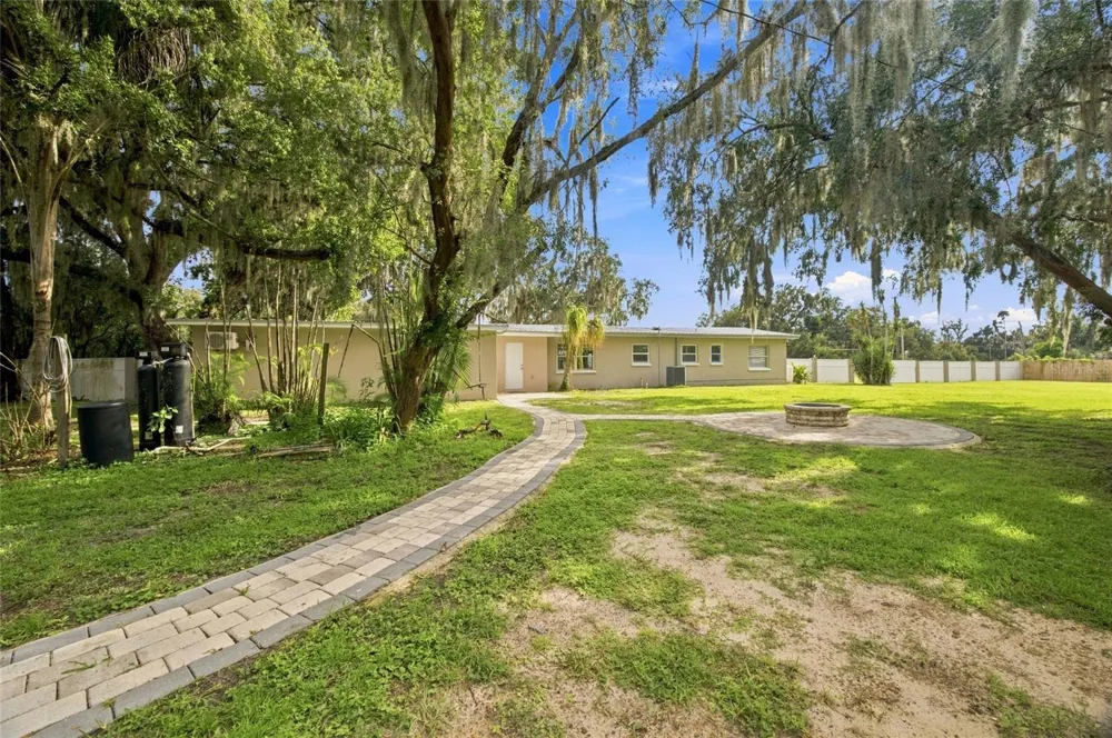 5106 THONOTOSASSA ROAD Plant City, FL 33565
