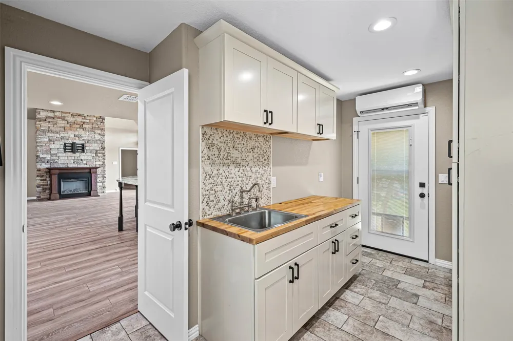 2325 River Road Granbury, TX 76048