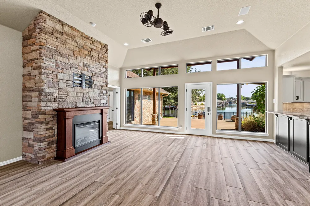 2325 River Road Granbury, TX 76048