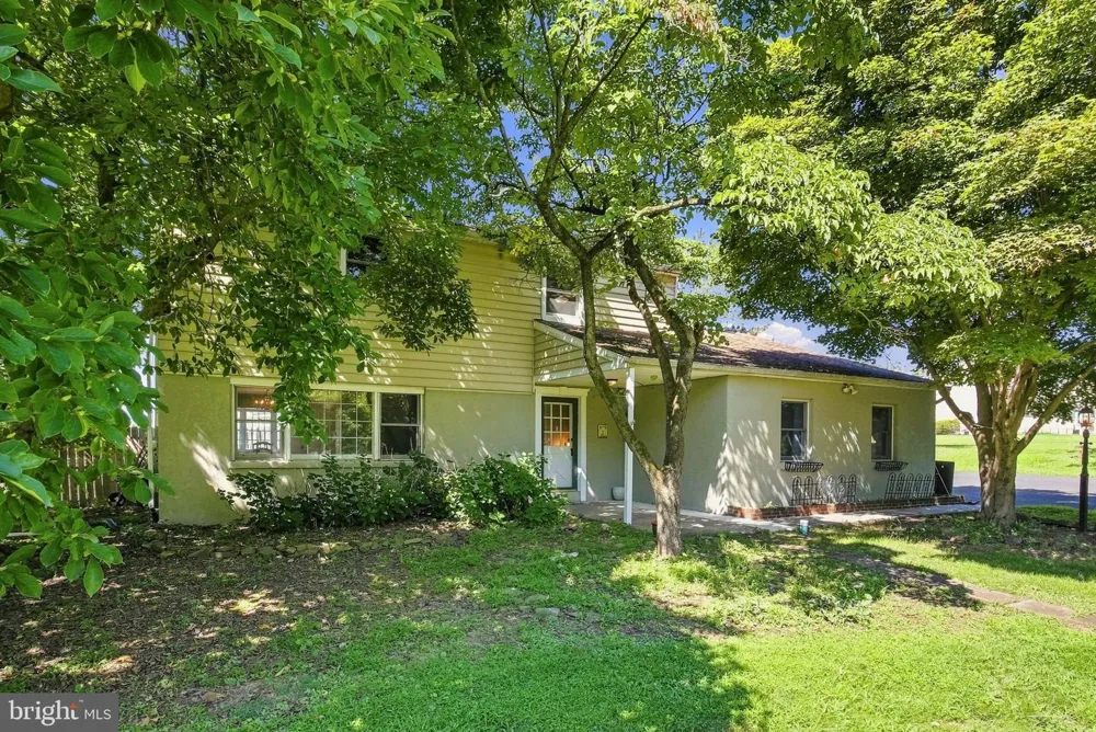 404 HILLTOWN PIKE Line Lexington, PA 18932
