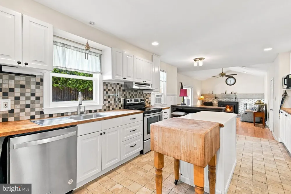 404 HILLTOWN PIKE Line Lexington, PA 18932