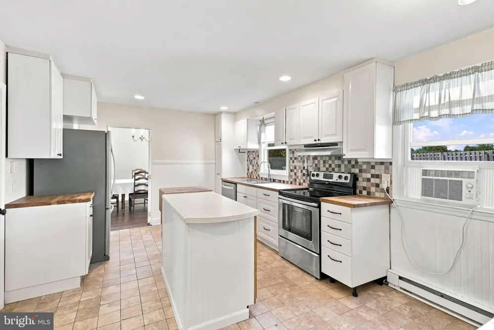 404 HILLTOWN PIKE Line Lexington, PA 18932
