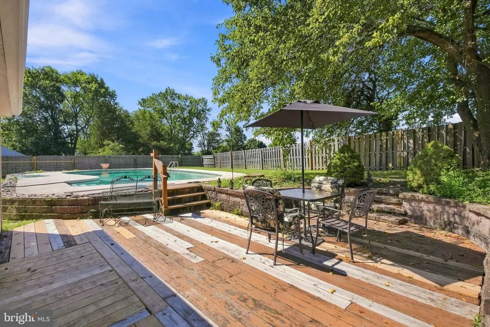 404 HILLTOWN PIKE Line Lexington, PA 18932