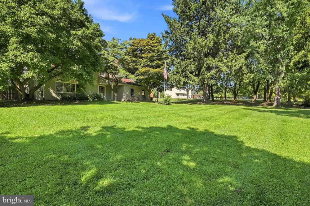 404 HILLTOWN PIKE Line Lexington, PA 18932