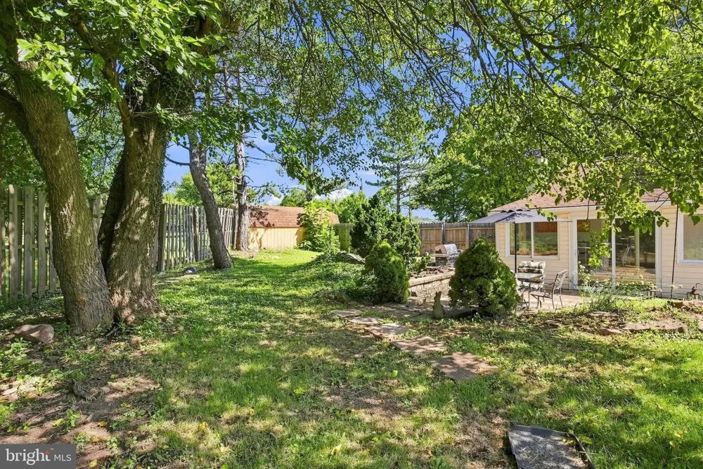404 HILLTOWN PIKE Line Lexington, PA 18932