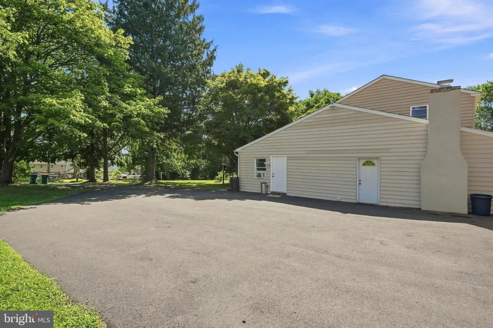 404 HILLTOWN PIKE Line Lexington, PA 18932