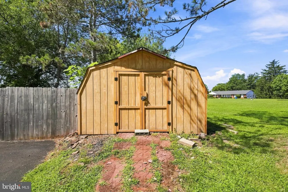 404 HILLTOWN PIKE Line Lexington, PA 18932