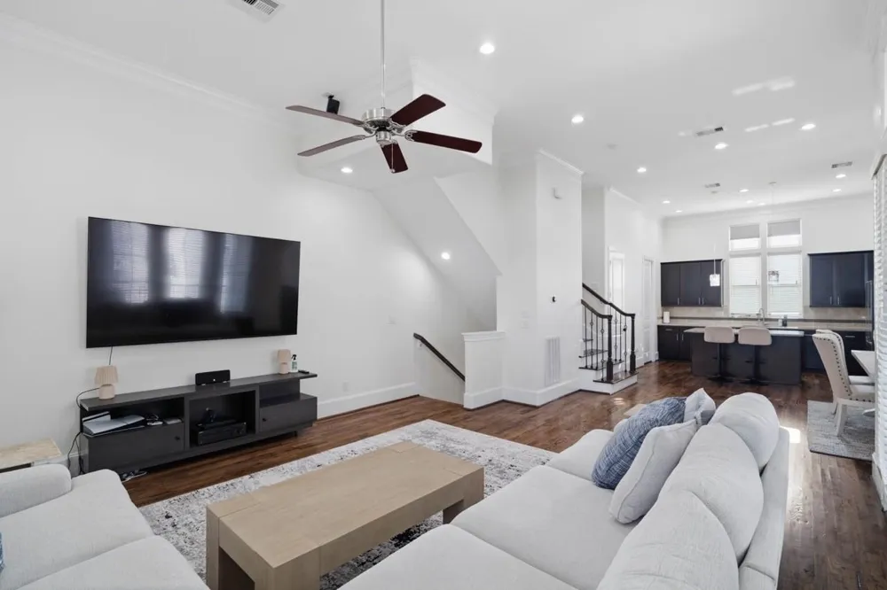 2705 Arabelle Grove Houston, TX 77007