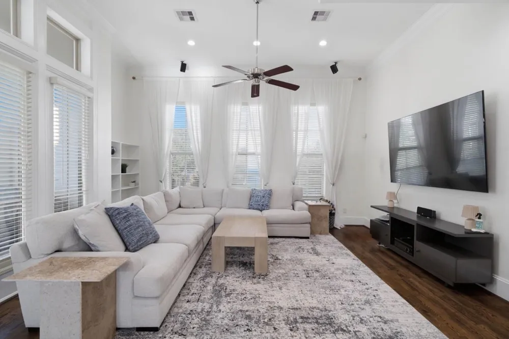 2705 Arabelle Grove Houston, TX 77007