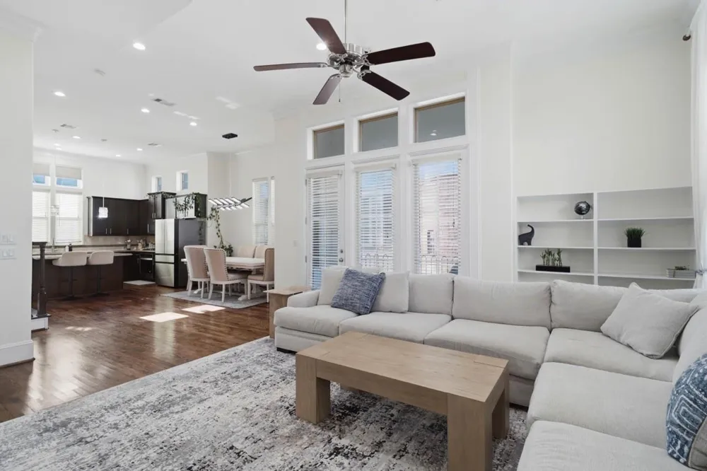 2705 Arabelle Grove Houston, TX 77007