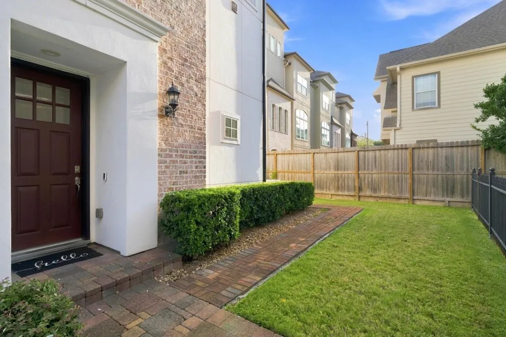 2705 Arabelle Grove Houston, TX 77007