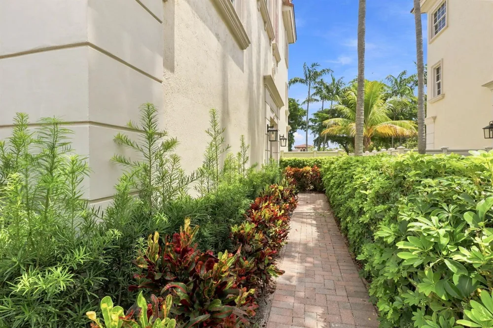 5570 NE TRIESTE WAY Boca Raton, FL 33487