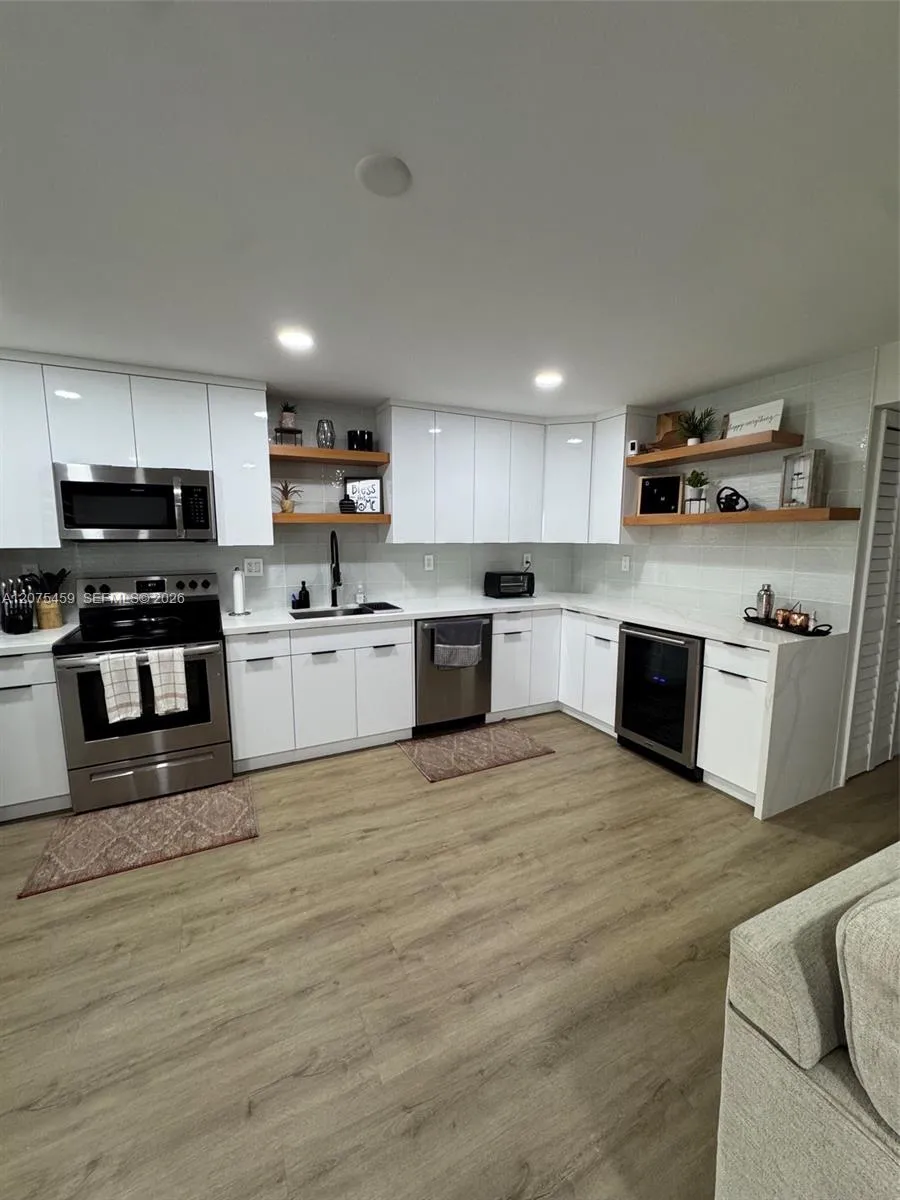 2420 Diana Dr #402 Hallandale Beach, FL 33009