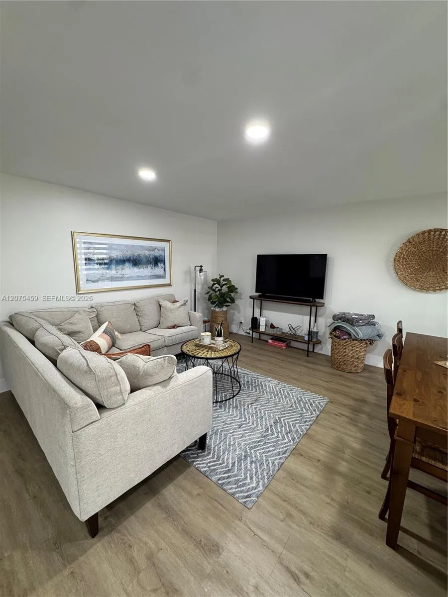 2420 Diana Dr #402 Hallandale Beach, FL 33009