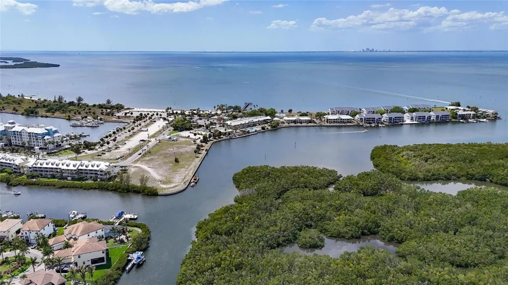 1071 SEAGRAPE DRIVE Ruskin, FL 33570