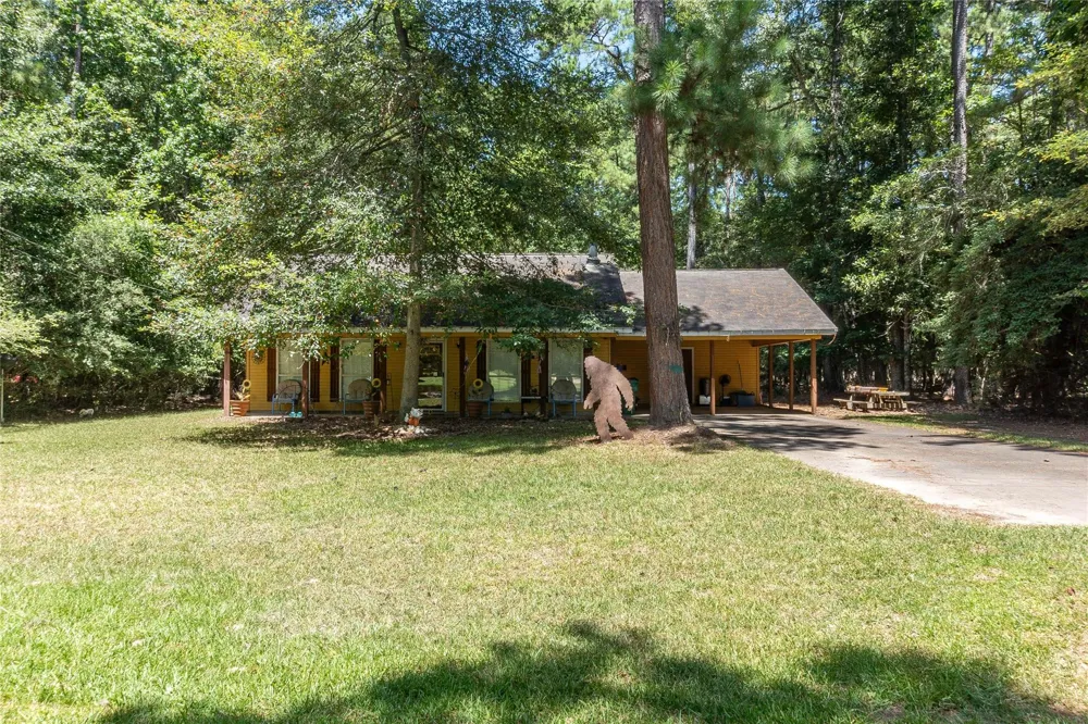 1104 Pine Village Mills, TX 77663