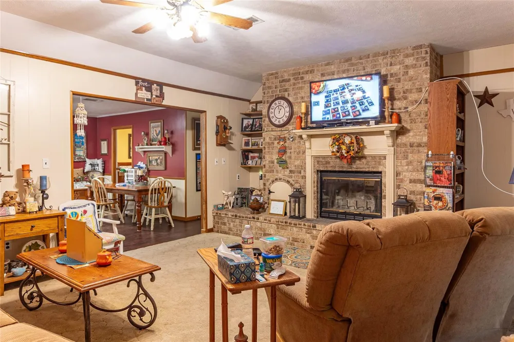 1104 Pine Village Mills, TX 77663