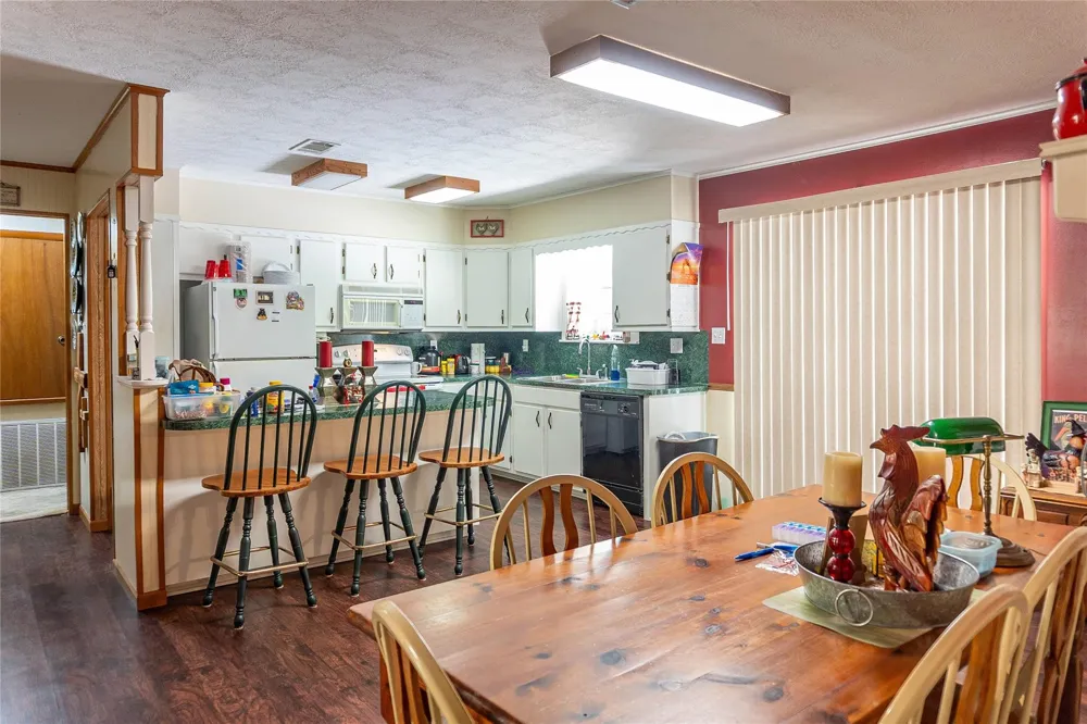 1104 Pine Village Mills, TX 77663