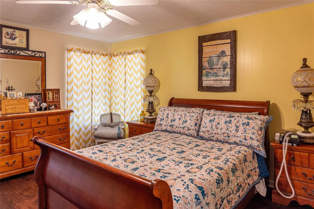 1104 Pine Village Mills, TX 77663