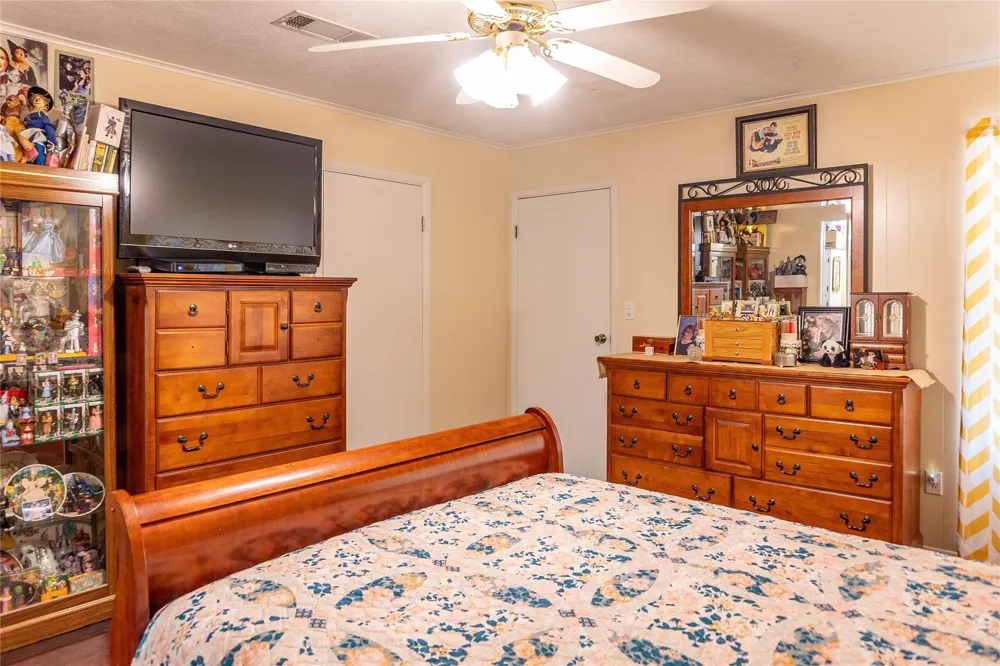 1104 Pine Village Mills, TX 77663