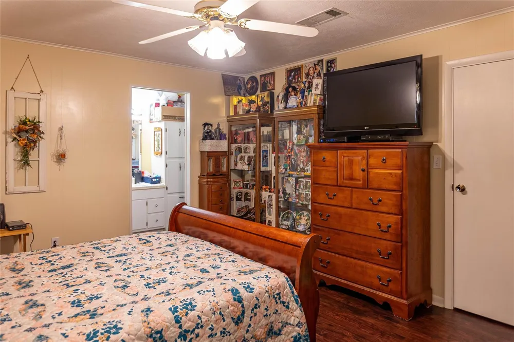 1104 Pine Village Mills, TX 77663