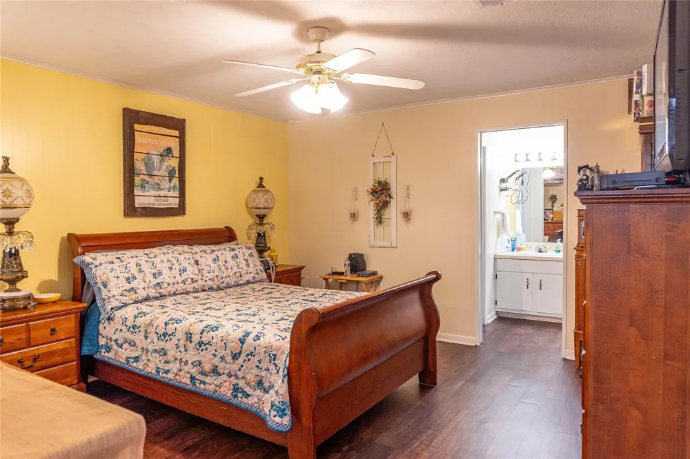1104 Pine Village Mills, TX 77663