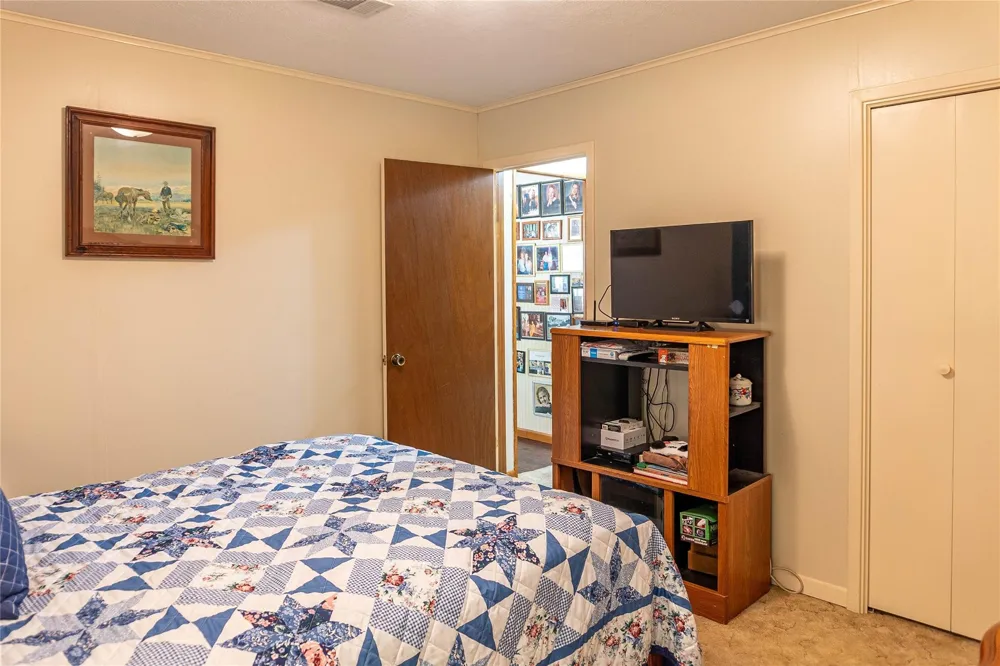 1104 Pine Village Mills, TX 77663