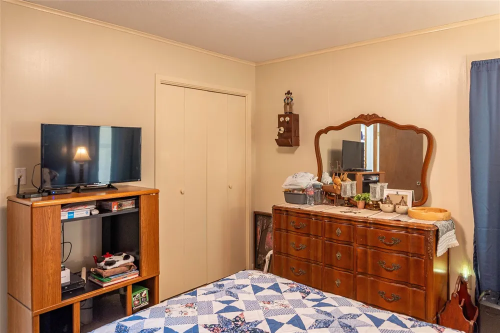 1104 Pine Village Mills, TX 77663