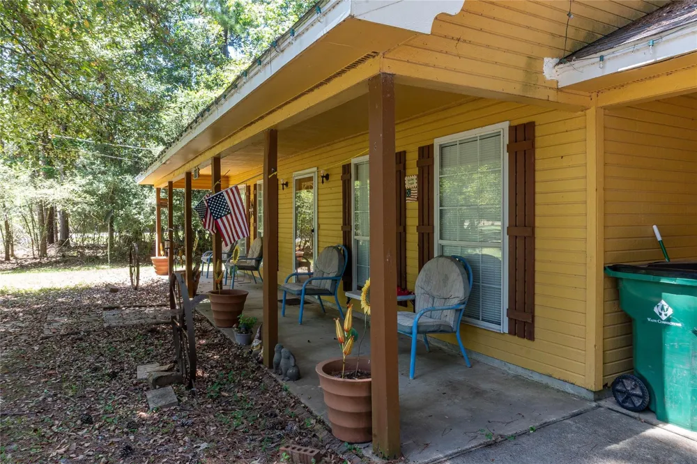 1104 Pine Village Mills, TX 77663