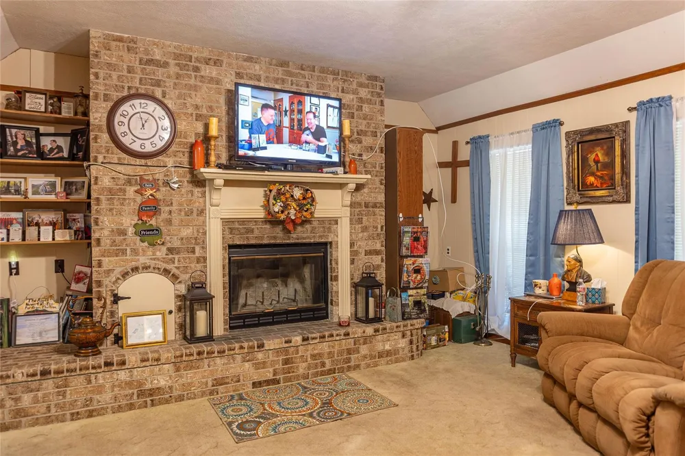 1104 Pine Village Mills, TX 77663