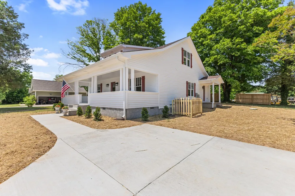 3217 Church St Burns, TN 37029