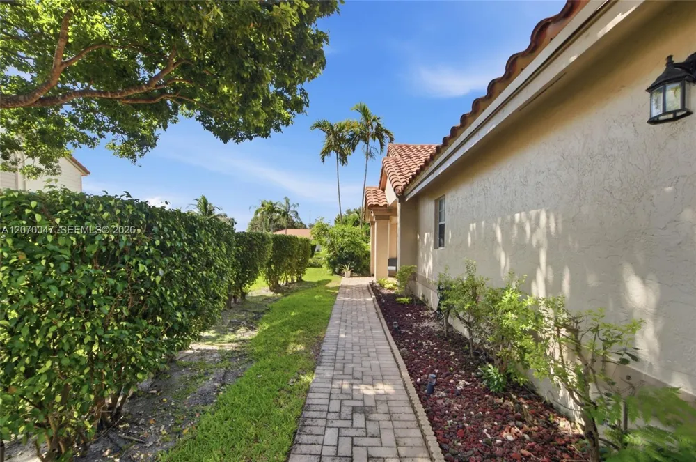 10852 Cypress Glen Dr Coral Springs, FL 33071