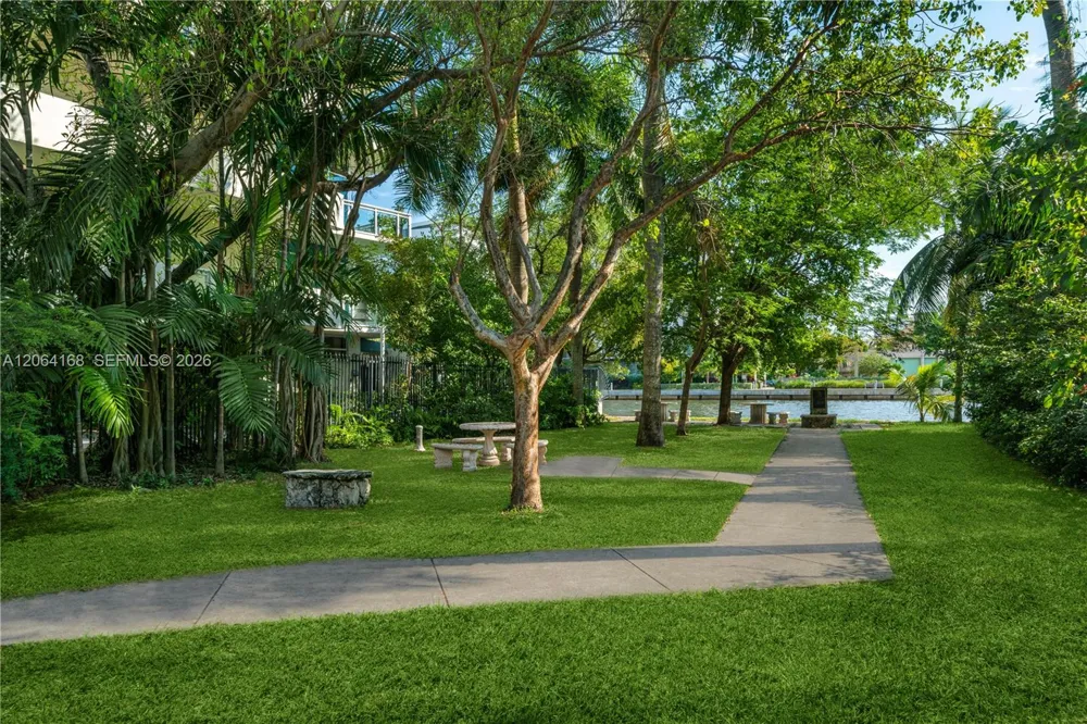 902 NW 10th Ct Miami, FL 33136