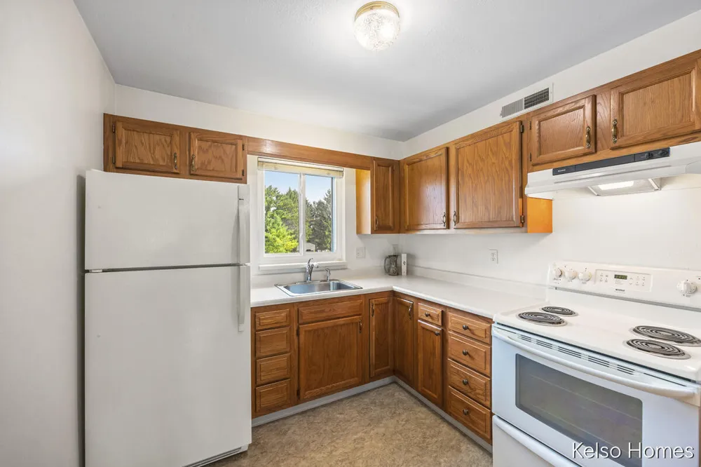 3410 Devonwood Hills NE #E Grand Rapids, MI 49525