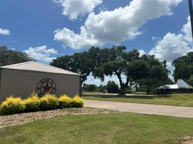 1131 Bronco Trail Angleton, TX 77515